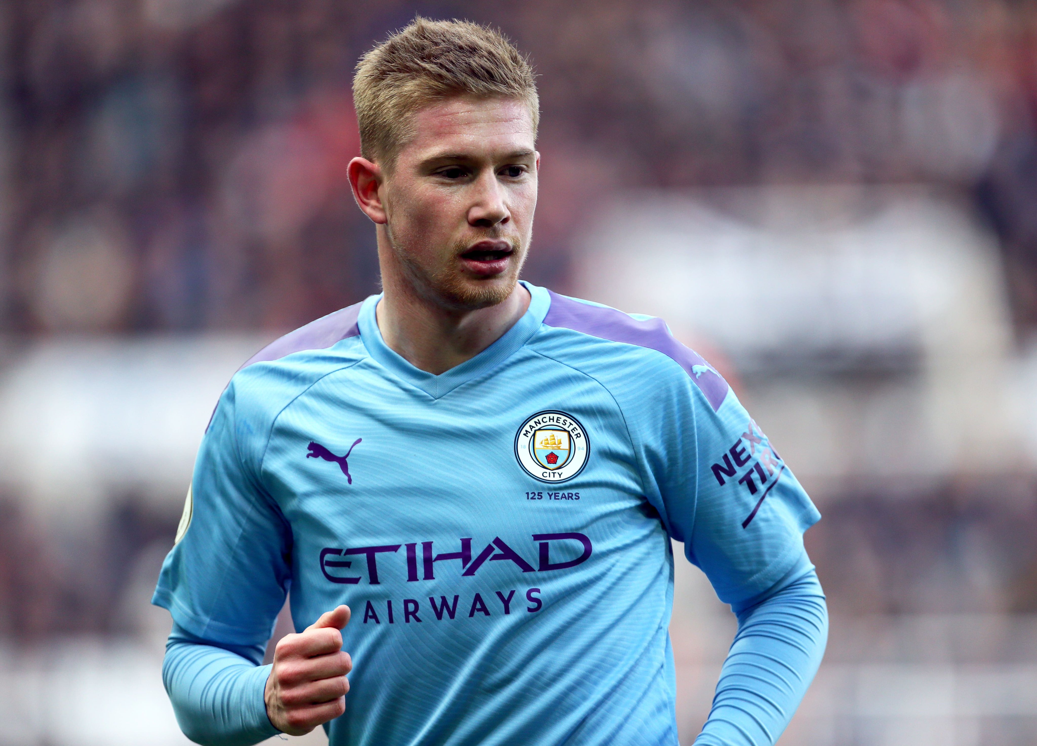 英超：曼联客场2-1击败莱斯特城（英超客场告捷：曼联2-1力克莱斯特城）