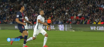 从埃夫勒街区到足球界巅峰：记登贝莱和乌帕梅卡诺的友谊（埃夫勒到足坛之巅：登贝莱与乌帕梅卡诺的同路传奇）